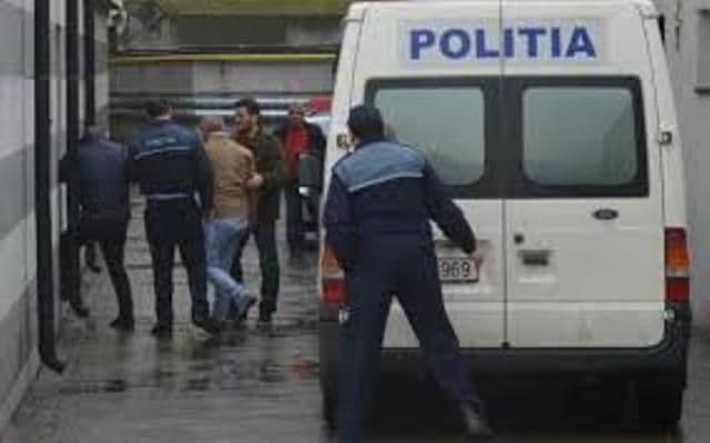 Tineri arestați preventiv pentru furturi de auto