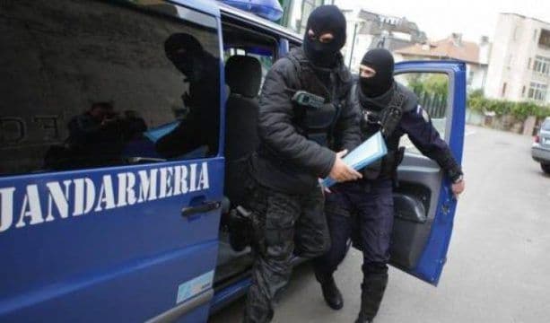 Elevi și profesori înjurați în fața unei școli. Jandarmi chemați în ajutor