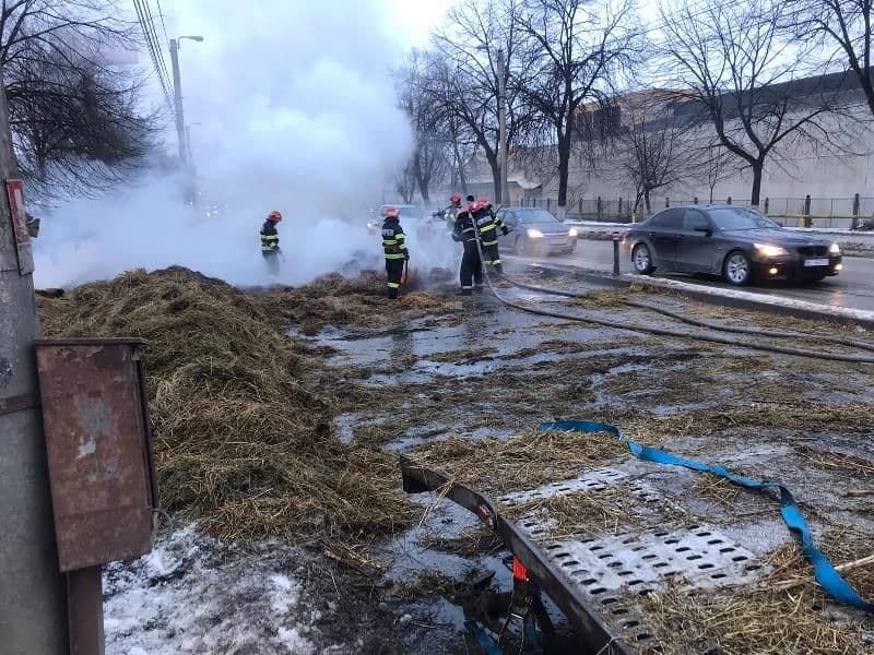 O platformă încărcată cu baloți de fân a luat foc în timp ce se deplasa pe o stradă din Botoșani - FOTO