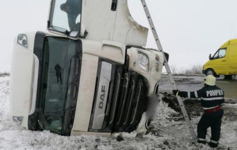 Un TIR încărcat cu ciocolată s-a răsturnat pe o şosea din Suceava