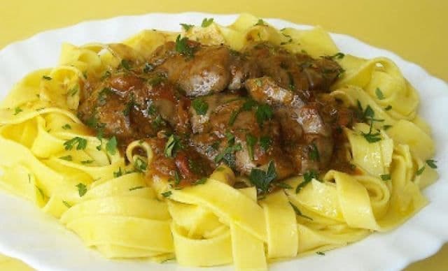Tagliatelle cu ficăței de pasăre