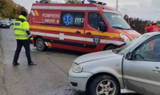 Trei  mașini lovite și trei tineri au ajuns la spital după un accident produs la Cătămărăști Deal