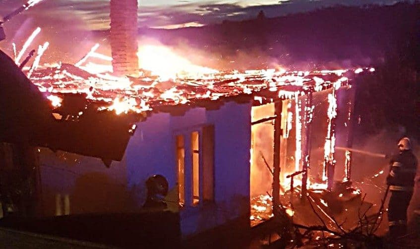 Locuință din Corlăteni, distrusă din cauza unei bucăți de jar care a căzut din sobă