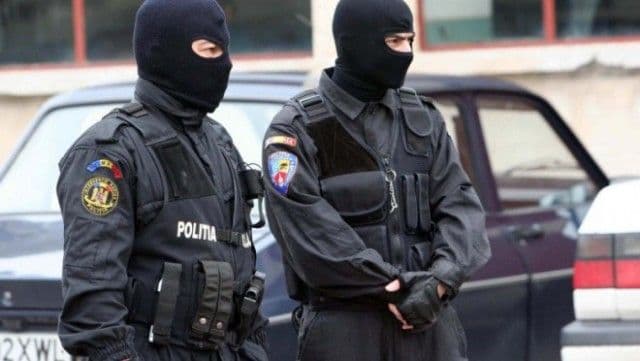 Percheziții în județul Botoșani la persoane bănuite de evaziune fiscală, abuz în serviciu și poluare prin evacuare de deșeuri