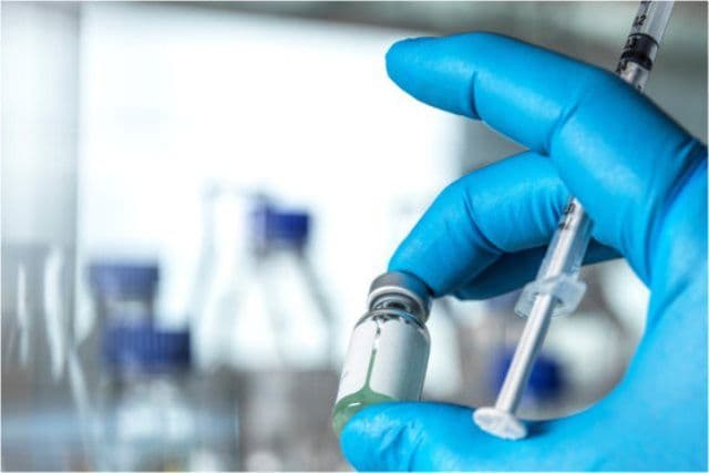 Veteran în vârstă de un secol, vaccinat anti Covid-19 la Darabani