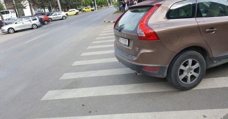 Șoferi amendați în Botoșani pentru oprire neregulamentară în zona trecerilor pentru pietoni