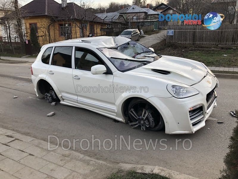 Accident în Dorohoi! O mașină a rupt un stâlp de pe strada George Enescu - FOTO