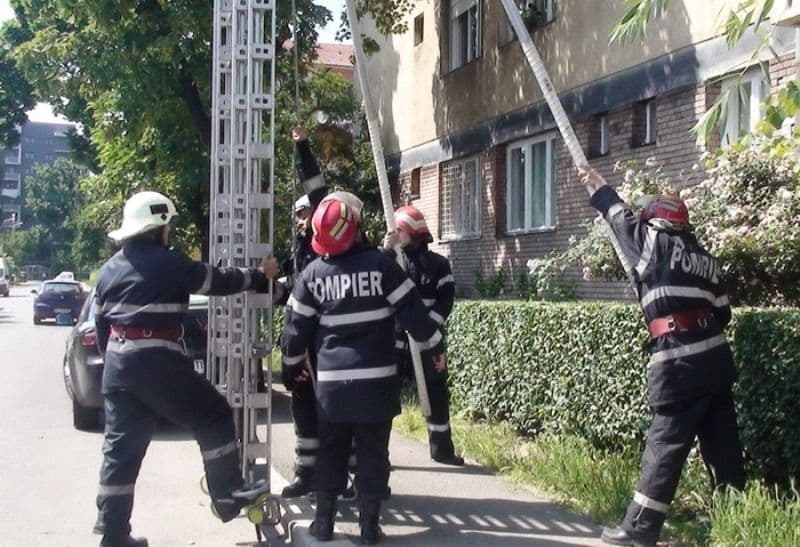 Panică pentru o femeie din Dorohoi după ce fetița s-a încuiat în apartament