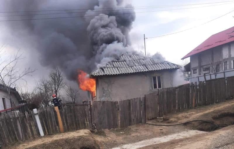 Casă cuprinsă de flăcări! Cinci copii și părinții lor au rămas fără acoperiș deasupra capului