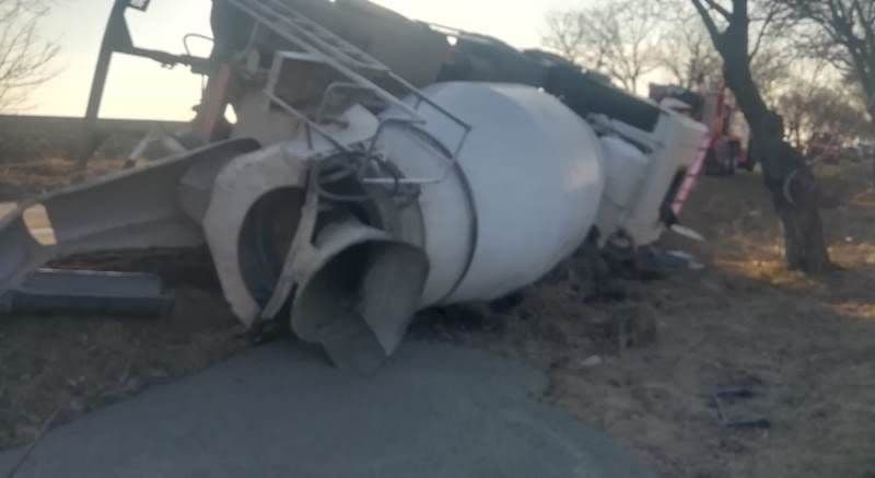 Camion răsturnat în localitatea Roma. Șoferul a fost transportat la spital - FOTO