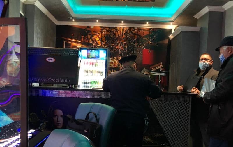 Polițiștii au aplicat sute de amenzi pentru nerespectarea măsurilor de prevenire a răspândirii infecției cu SARS-CoV-2 – FOTO