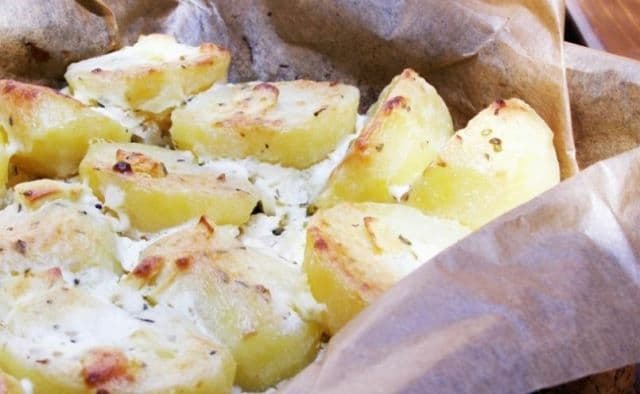 Cartofi noi cu ierburi aromatice și sos alb
