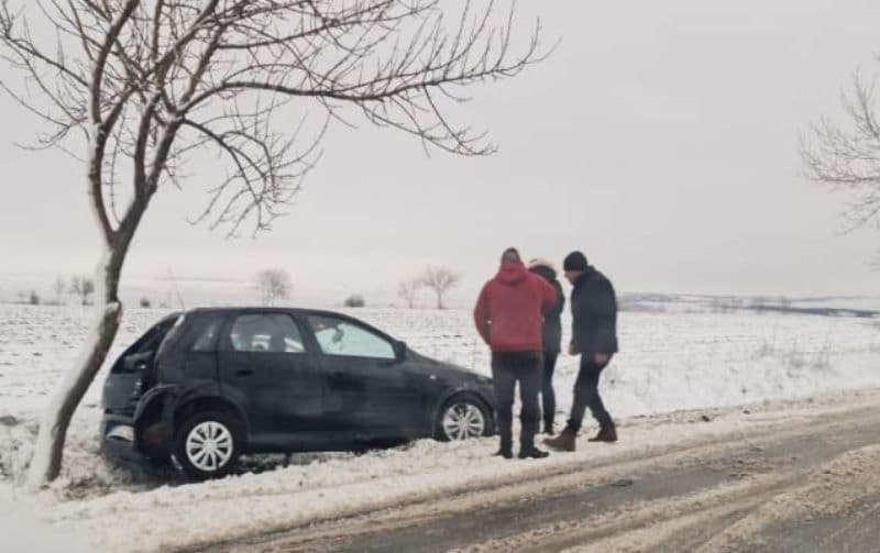 Iarna s-a întors în județul Botoșani: Mașină ajunsă în șanț pe drumul Dorohoi – Botoșani - FOTO