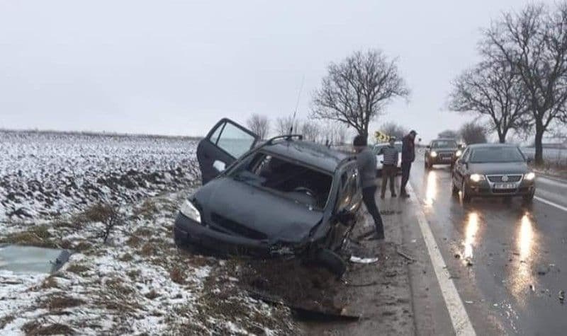 Accident pe drumul Dorohoi - Botoșani! Două mașini s-au ciocnit după o depășire imprudentă – FOTO