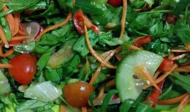 Salată cu rucola, castraveți și morcov