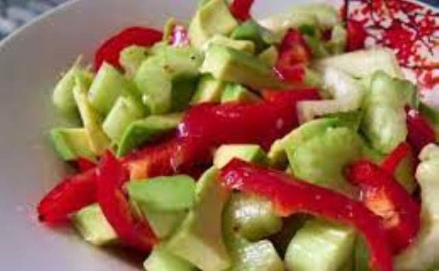 Salată cu avocado, tulpini de țelină și ardei