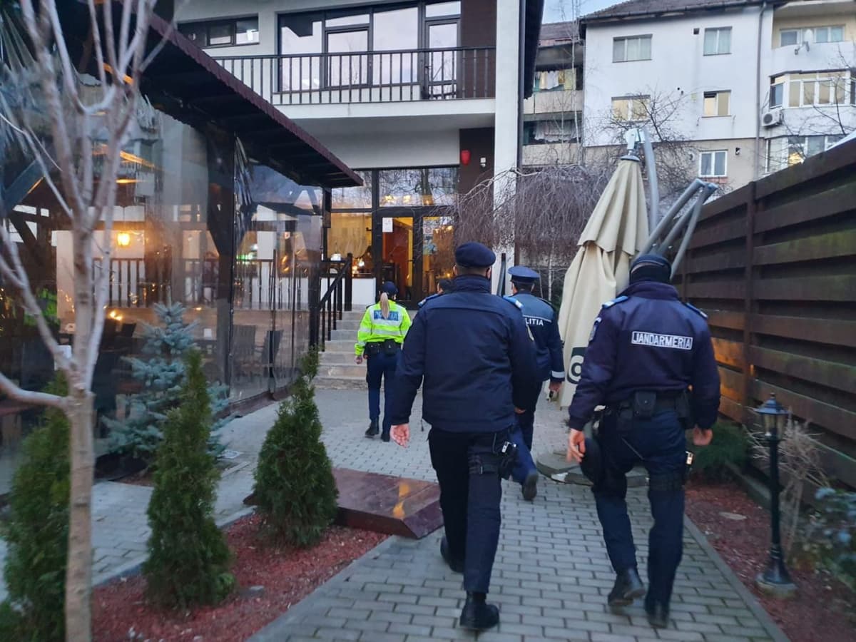 Polițiștii botoșăneni intensifică raziile pentru prevenirea și combaterea efectelor pandemiei de COVID-19 - FOTO
