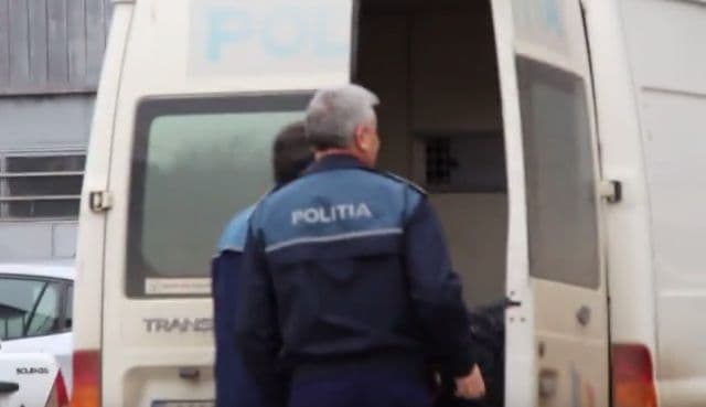 Trei tineri reținuți după ce au provocat scandal pe terasa unui bar