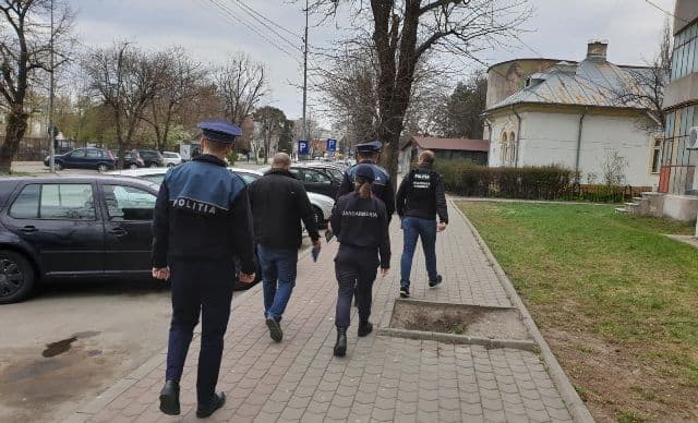 15 elevi chiulangii, au fost depistați de polițiștii din Botoșani în diferite localuri