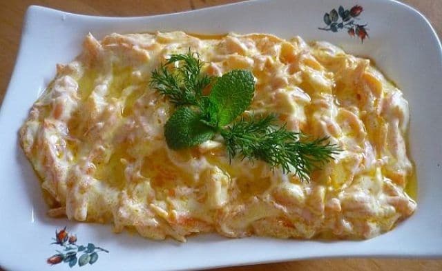 Salată turcească cu morcovi și iaurt