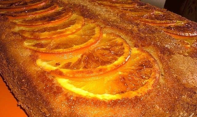 Prăjitură răsturnată cu portocale caramelizate