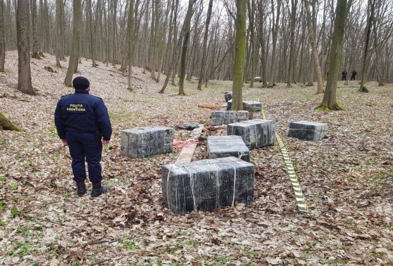 Lovitură de peste 315.000 de lei dată contrabandiştilor de ţigarete în pădurea din apropierea localităţii Baranca - FOTO