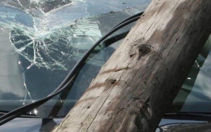 Tânăr de 26 de ani rănit, după ce a intrat cu mașina într-un stâlp