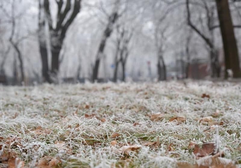 Informare meteo! Săptămâna se încheie cu vreme deosebit de rece, brumă și îngheț