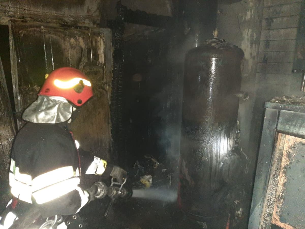 Familie din Botoșani păgubită de foc. Un incendiu le-a distrus casa - FOTO