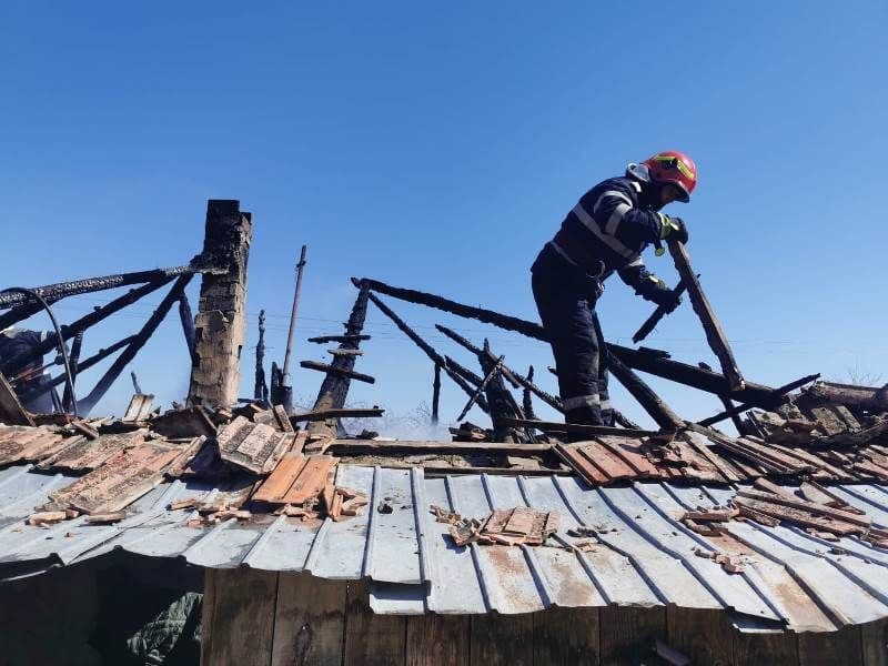Casă distrusă de foc din cauza unui coș și a unor lucruri vechi aruncate prin pod - FOTO