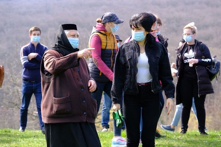 Sute de copaci plantați pe un versant afectat de alunecări de teren de la Mănăstirea Agafton - FOTO