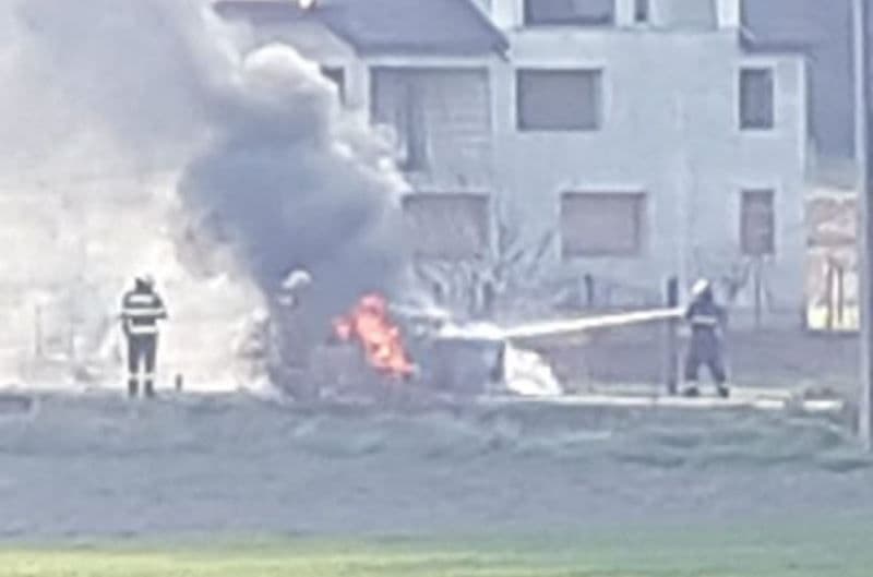 Autoturism distrus de flăcări pe un drum din Botoșani