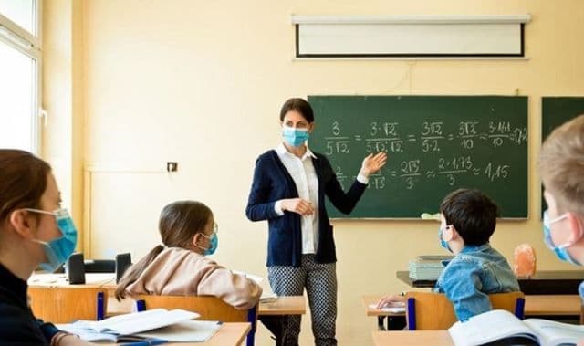 Profesorii nevaccinați ar putea preda doar online. Cîmpeanu: „E o presiune din ce în ce mai mare din partea părinților”