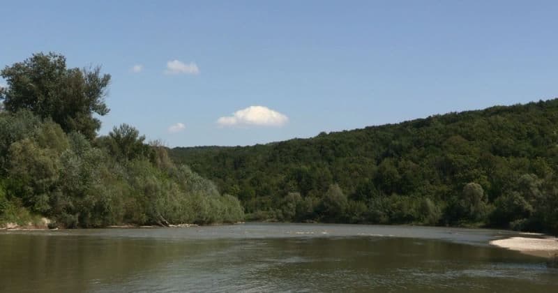 Paradisul ascuns din nordul Moldovei. Codrii seculari, ruine misterioase şi iazuri ale urieşilor