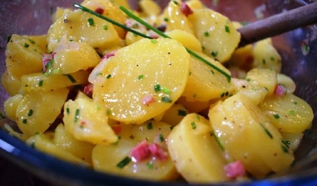 Salată caldă de cartofi