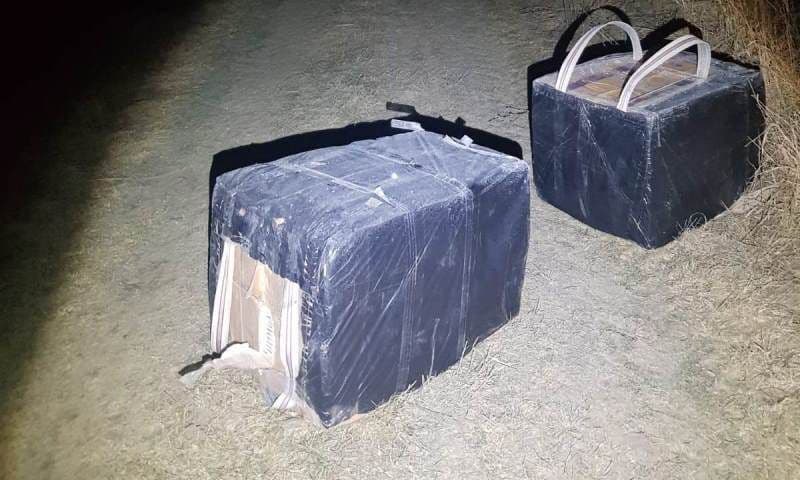 Colete cu țigarete de contrabandă descoperite la frontiera cu Ucraina