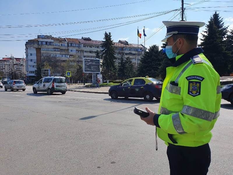 Acțiune a polițiștilor: 13 permise reținute și amenzi pentru neacordare de prioritate și viteză