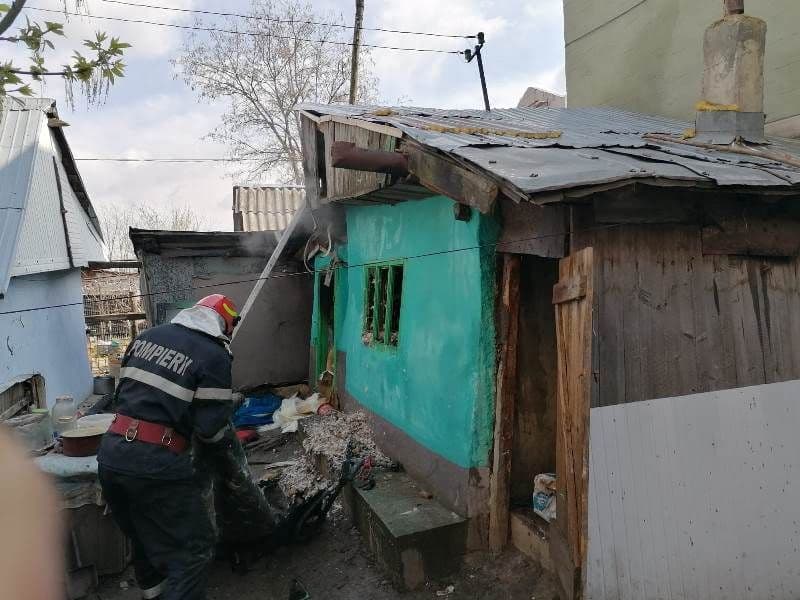 Doi bătrâni din Săveni au ajuns la spital cu arsuri în urma unui incendiu care le-a cuprins locuința - FOTO