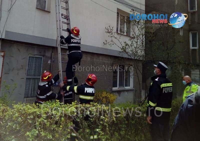 Femeie din Dorohoi blocată în apartament salvată cu ajutorul pompierilor - FOTO