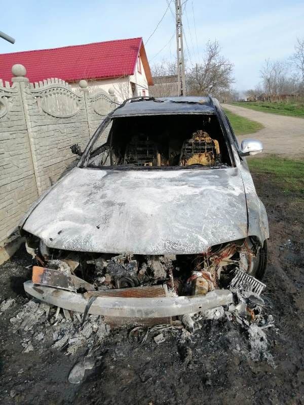 Mașina unui botoșănean a fost mistuită de flăcări