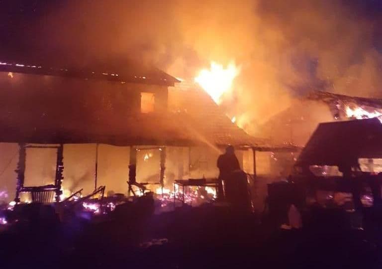 UPDATE incendiu: Au ars casa, trei anexe și mai multe animale
