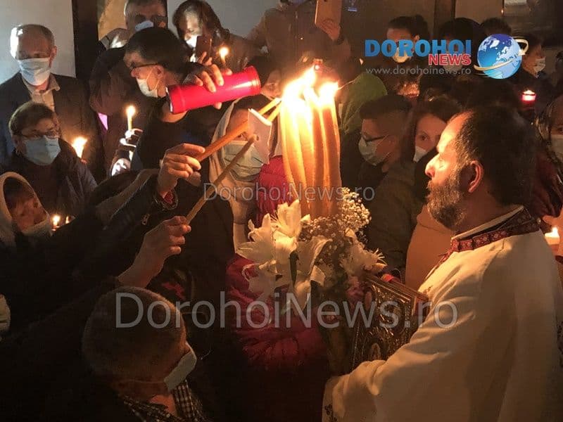 Slujba de Înviere: Mii de credincioși din Dorohoi și împrejurimi au luat Lumina Sfântă – FOTO