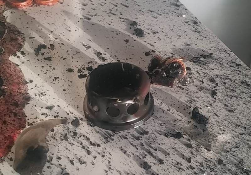 Alertă într-un bloc din Botoșani după ce un vecin a lăsat trei lumânări aprinse și a plecat de acasă - FOTO