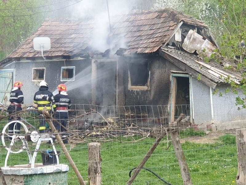 Incendiu la Brăești! Un tânăr de 29 ani și-a incendiat bunurile dintr-o cameră după o ceartă cu soția - FOTO