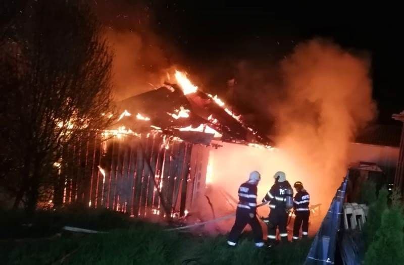 Incendiu puternic în Dorohoi! Familie rămasă fără locuință din cauza neglijenței - FOTO