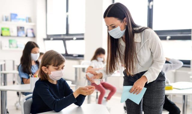 Copiii de grădiniță și elevii care nu dau examene se întorc la școală miercuri, 5 mai