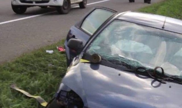 Amețit de aburii alcoolului s-a proptit cu mașina într-un cap de pod