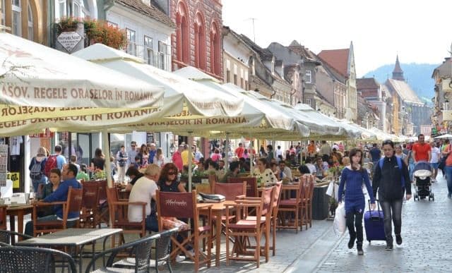 Lista măsurilor de relaxare PROPUSE pentru 1 iunie: redeschiderea HoReCa la 100% şi renunţarea la mască în birouri pentru cei vaccinaţi