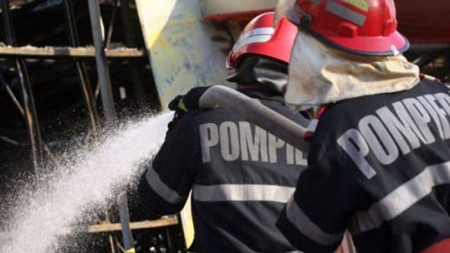 Locuințe salvate de pompieri, la Havârna și Durnești