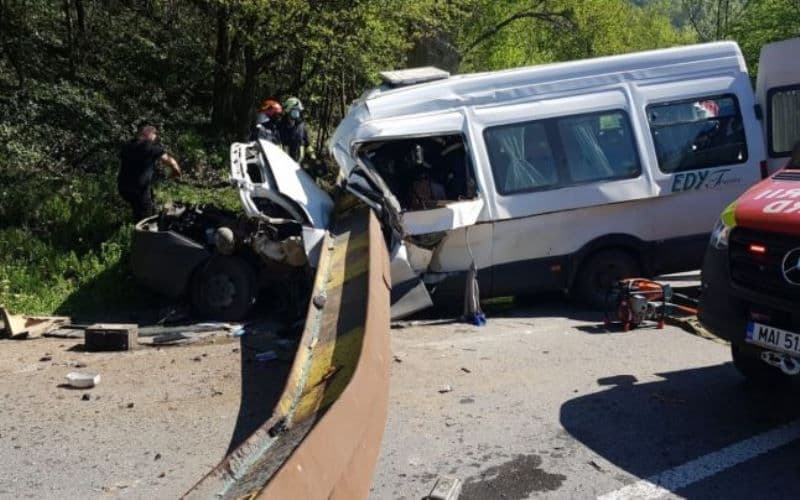 Accident mortal după ce grinda unui pod de cale ferată a căzut peste un microbuz - FOTO